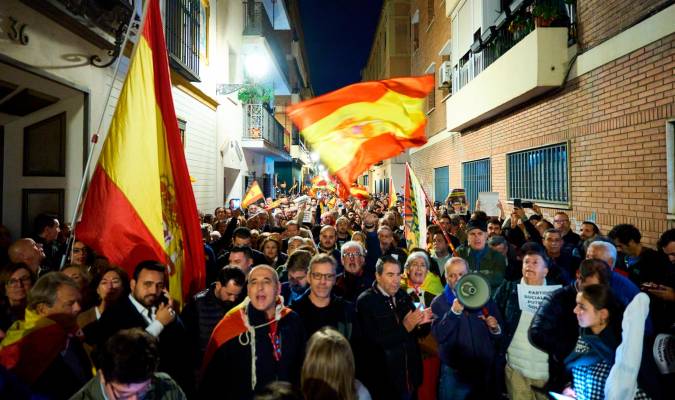 Más de un millar de personas protestan contra la amnistía en la sede del PSOE-A