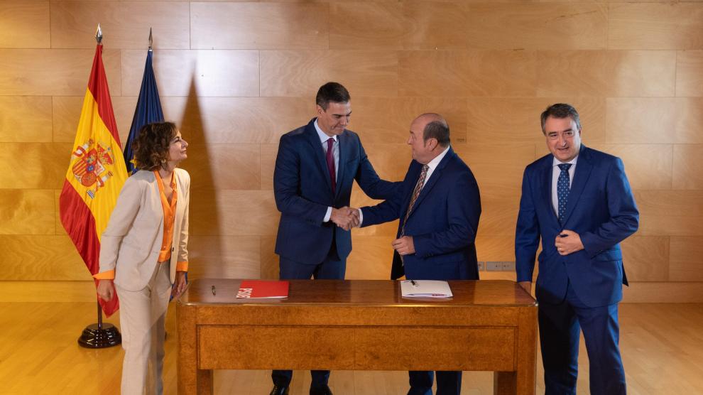 El pacto PSOE-PNV prevé negociar el autogobierno futuro de Euskadi en un máximo de 2 años