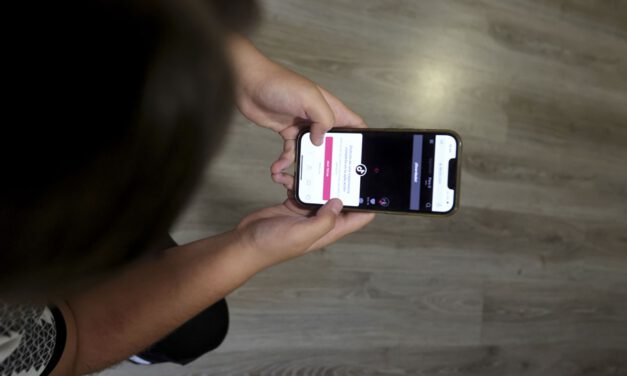 Dos madres reúnen 40.000 firmas para prohibir el uso de móviles en menores de 14-16 años