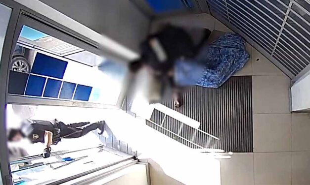 Dos policías nacionales salvan la vida a una persona sin hogar que estaba en el interior de un cajero automático