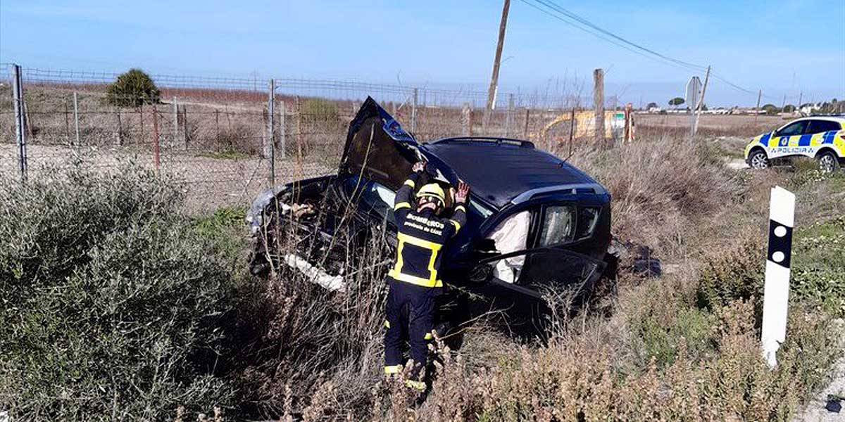 Liberan a un conductor atrapado tras una brutal colisión de dos turismos en El Puerto