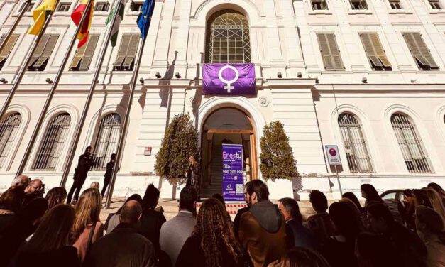 El Puerto enciende una vela por cada mujer asesinada este último año y una más para recordar a todas las anteriores