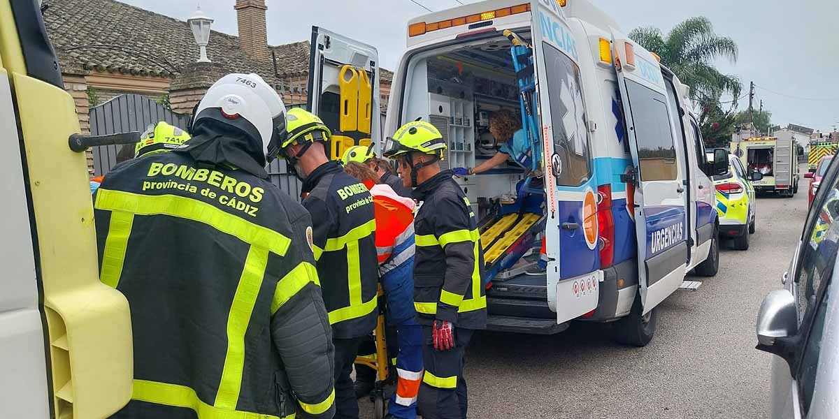 Bomberos rescatan a una mujer tras caer a una piscina vacía