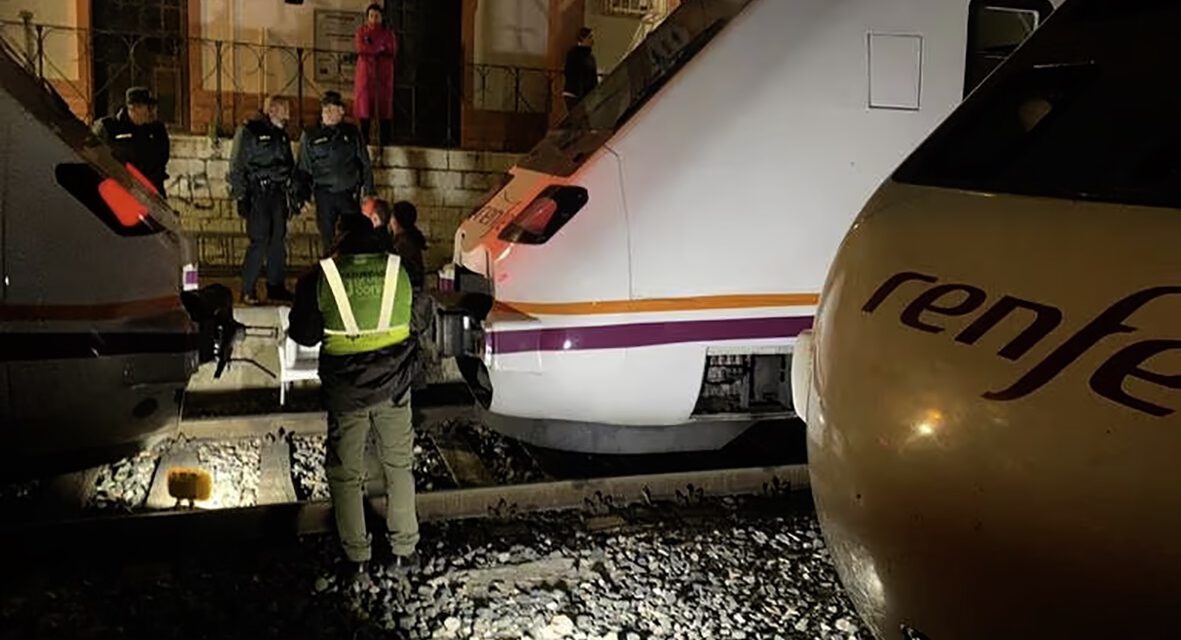 Unos 270 evacuados y 13 heridos al chocar dos trenes de la línea Málaga-Sevilla
