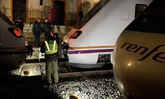 Unos 270 evacuados y 13 heridos al chocar dos trenes de la línea Málaga-Sevilla