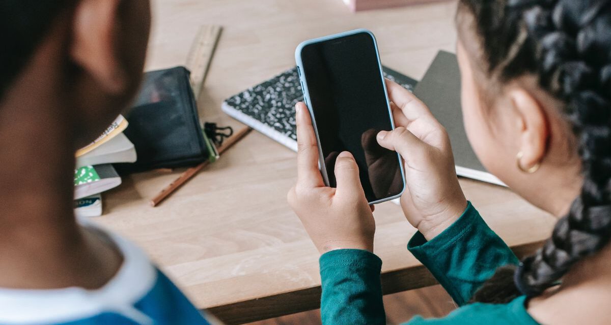 La Junta prohíbe los móviles en las clases, recreos y actividades extraescolares
