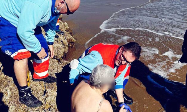Policía Local socorre a una mujer que se lesionó una pierna en una caída en unas rocas de la playa de La Muralla