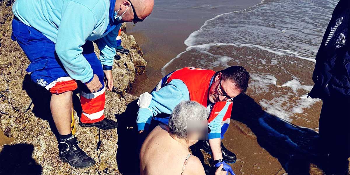 Policía Local socorre a una mujer que se lesionó una pierna en una caída en unas rocas de la playa de La Muralla