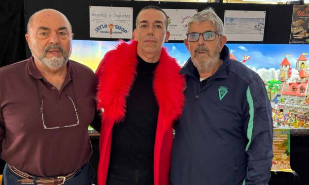 Calleja visita el belén de La Gaviota, una iniciativa solidaria y de gran calidad artística