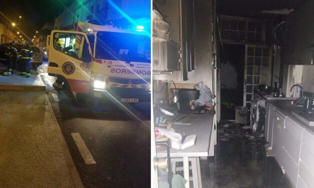 Bomberos rescatan en El Puerto a una persona atrapada en su vivienda tras incendiarse la cocina