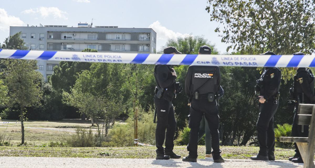 Encuentran el cadáver de un hombre ensangrentado en un descampado de Sevilla
