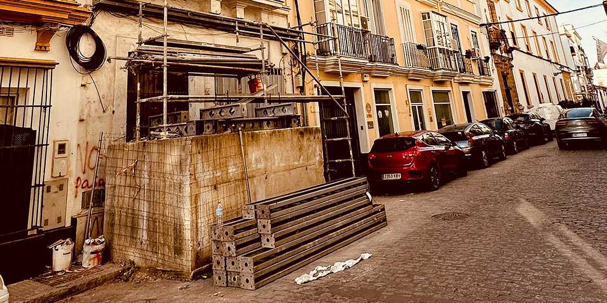 El Ayuntamiento obliga a la retirada del andamiaje de San Bartolomé 26, que llevaba ocho años obstaculizando el tránsito