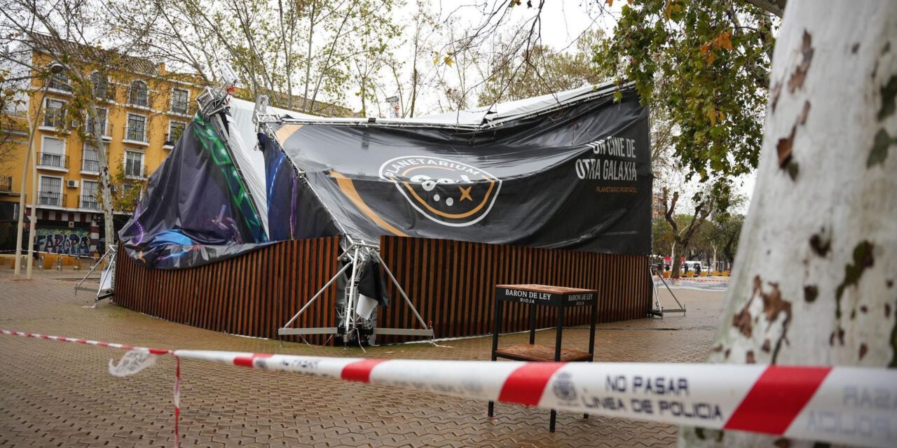 Tres heridos tras el desplome de una carpa en Sevilla por culpa de la lluvia y el viento