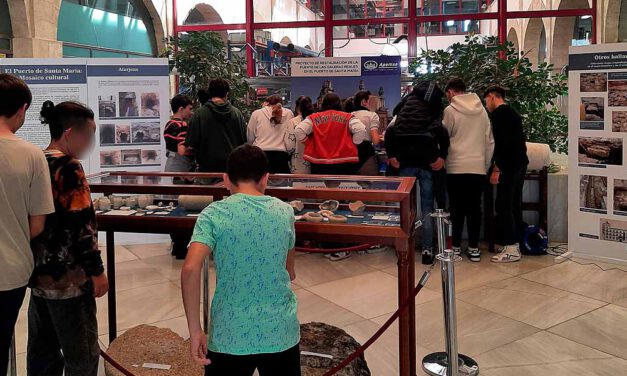 Alumnos del IES Mar de Cádiz visitan la exposición arqueológica de Apemsa