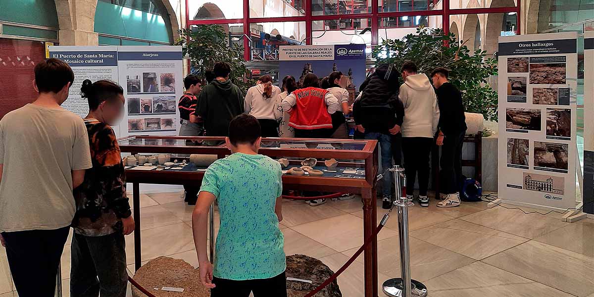 Alumnos del IES Mar de Cádiz visitan la exposición arqueológica de Apemsa