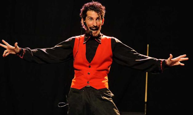 El artista de circo Manolo Carambolas lleva a El Paseo su show 'Electrickmim'