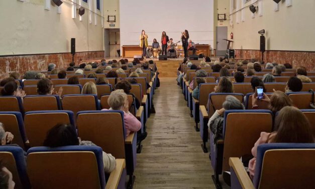 "Las Mónicas" mostraron su flamenco fusión llenando el salón de actos de San Luis Gonzaga