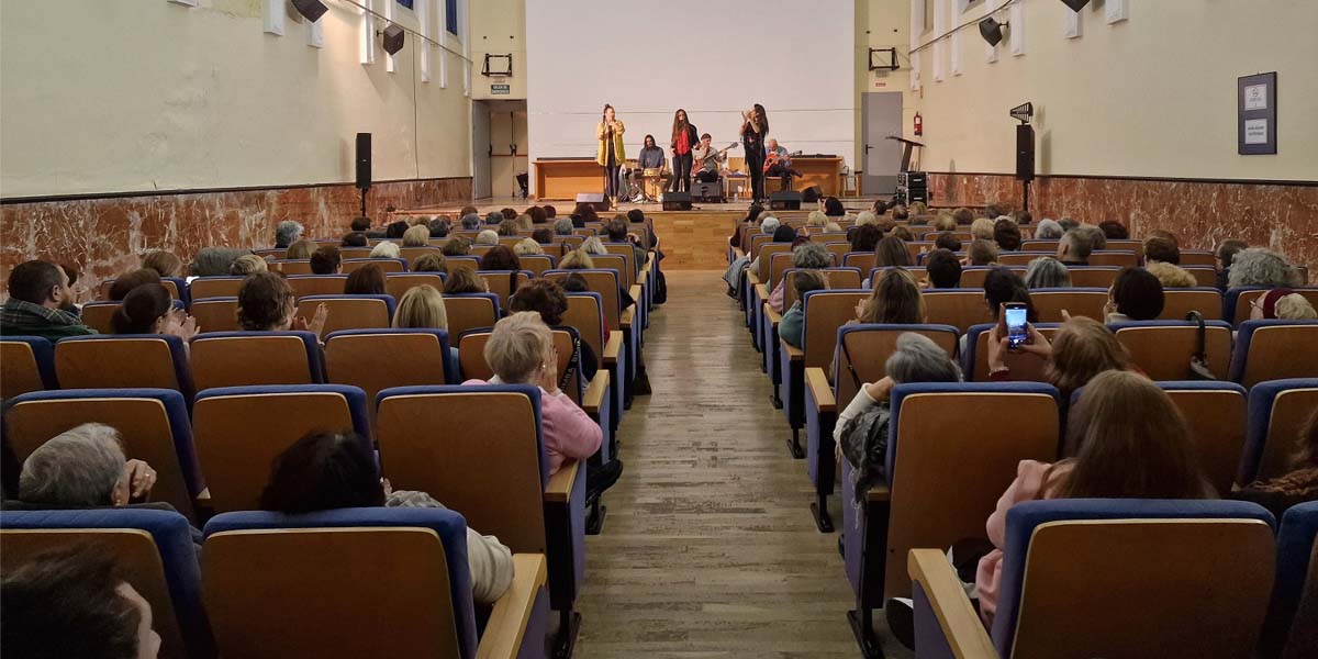 "Las Mónicas" mostraron su flamenco fusión llenando el salón de actos de San Luis Gonzaga