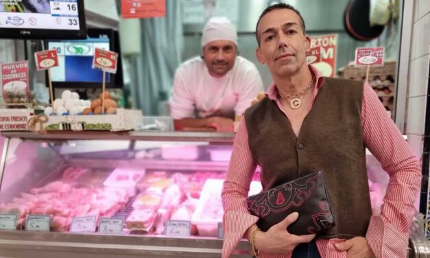 La Plaza de Abastos estrena iluminación interior, mejorando la imagen del centro comercial