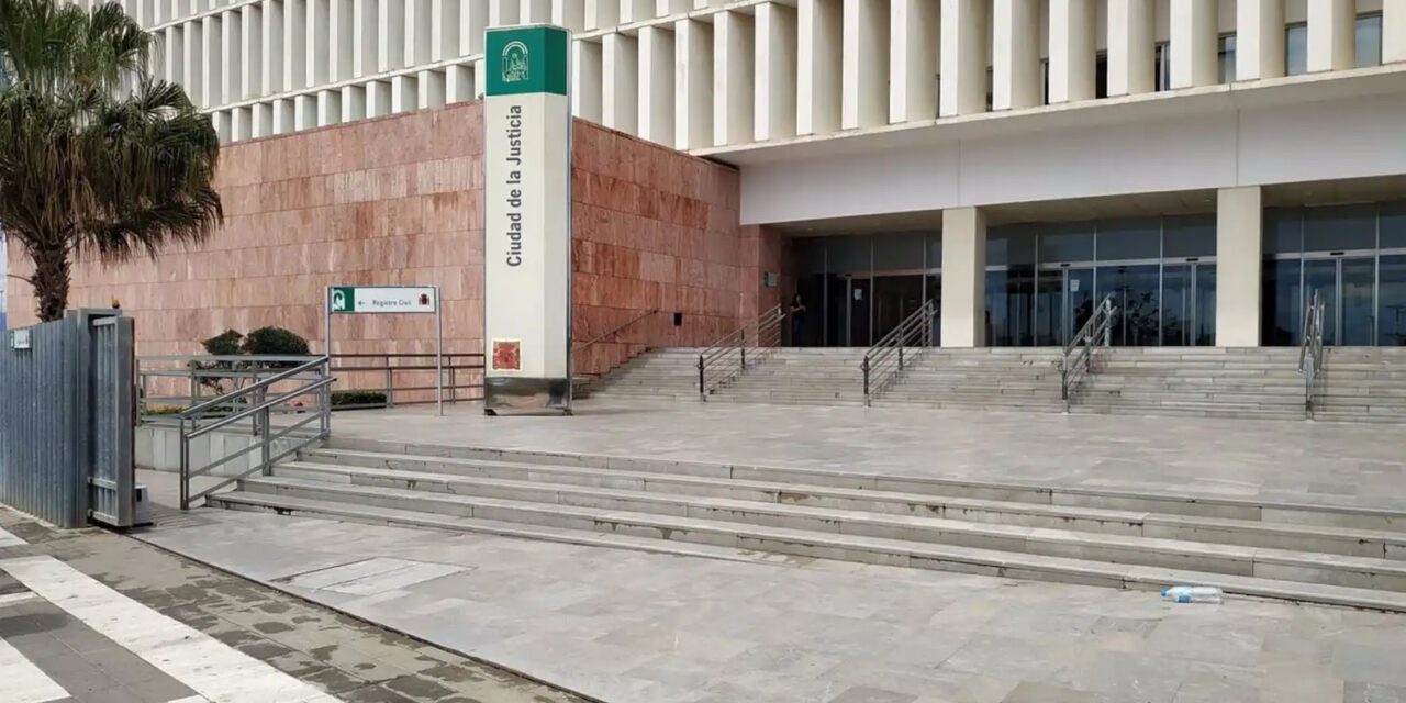 Juzgan a una mujer por apuñalar a su novio, acusado también por golpearle durante la pelea