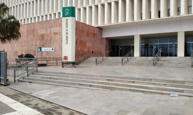 Juzgan a una mujer por apuñalar a su novio, acusado también por golpearle durante la pelea