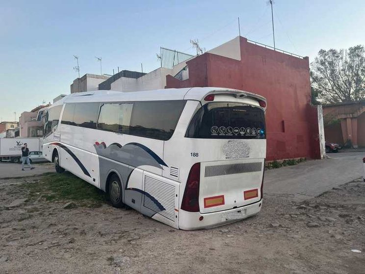 Denuncian a un conductor que encajó un autobús sin pasajeros y dio positivo en alcohol