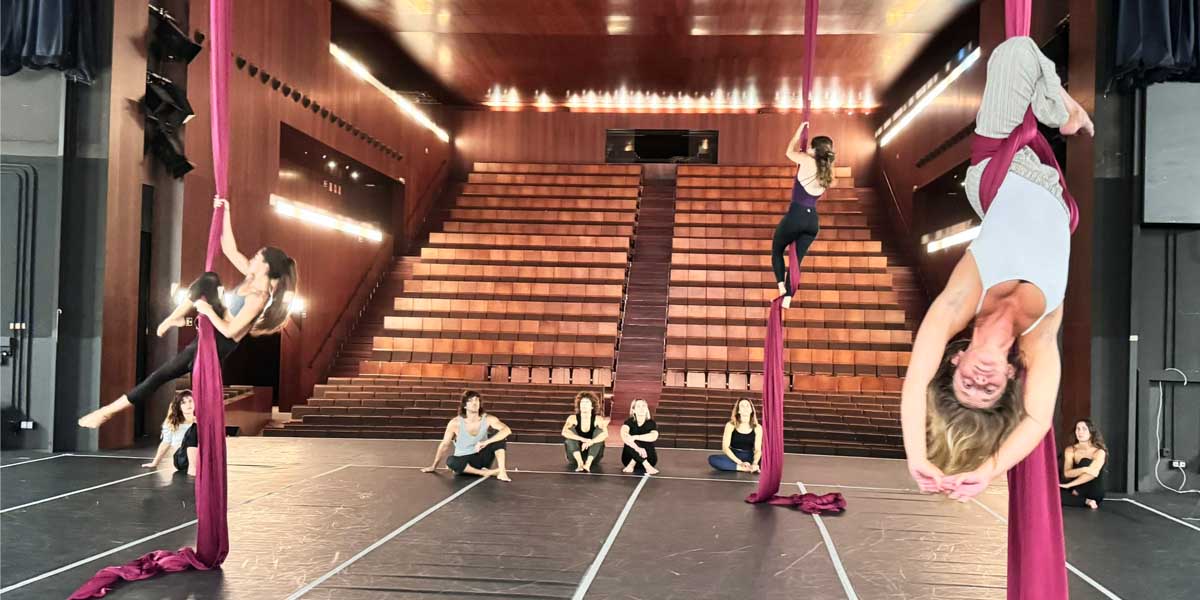 Sergio Suárez enseña a 'quedarse colgado' del teatro con su formación sobre 'Danza Aérea sobre Telas'