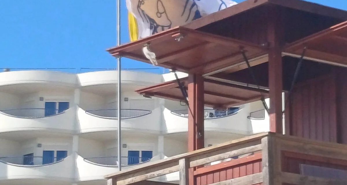 Una veintena de atendidos por picaduras de medusa en la playa de la Victoria de Cádiz