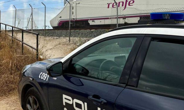 La Policía Nacional evita que una mujer sea arrollada por un tren a su paso por El Puerto