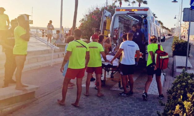 Un vecino de Jerez fallece tras sufrir un paro cardiaco en la playa de Valdelagrana
