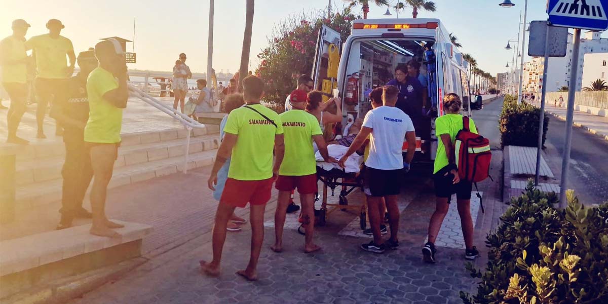 Un vecino de Jerez fallece tras sufrir un paro cardiaco en la playa de Valdelagrana